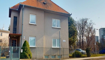 Na predaj priestranný dom  s potenciálom a výbornou polohou v centre.